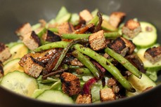 Salat s ancovickami a chlebovymi krutony detail.jpg