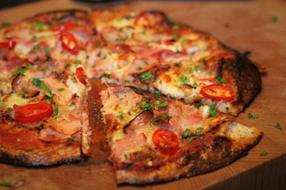 Keto pizza s cerstvym chilli mini.jpg