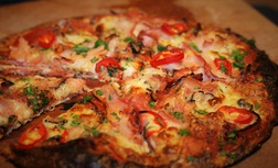 Keto pizza s cerstvym chilli I.jpg