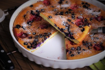 Nizkosacharidovy jahodovo-boruvkovy Clafoutis I.jpg