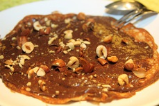 Palacinka plnena avokadovo-kakaovym kremem s oprazenymi orisky.jpg