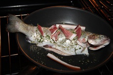 Pstruh na slanine s omackou.jpg