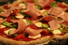 Celozrnna pizza s sunkou a syrem syrova.JPG